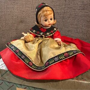 Madame Alexander International Series Swedish 792 Doll 8” Girl Swedish- help!